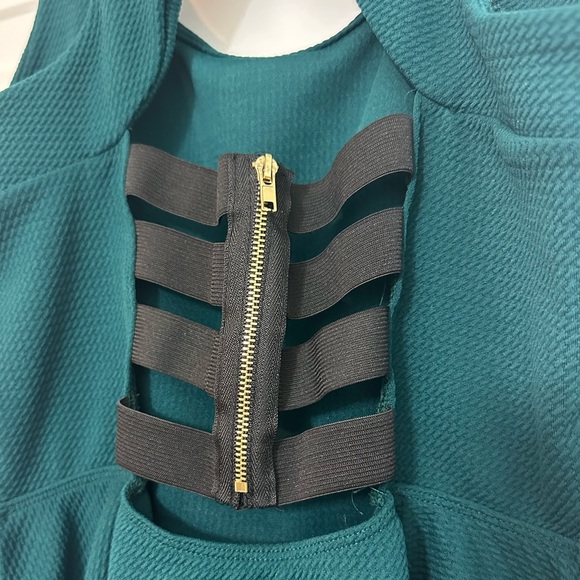 Charlotte Russe Green Sleeveless Peplum Top - Picture 4 of 4